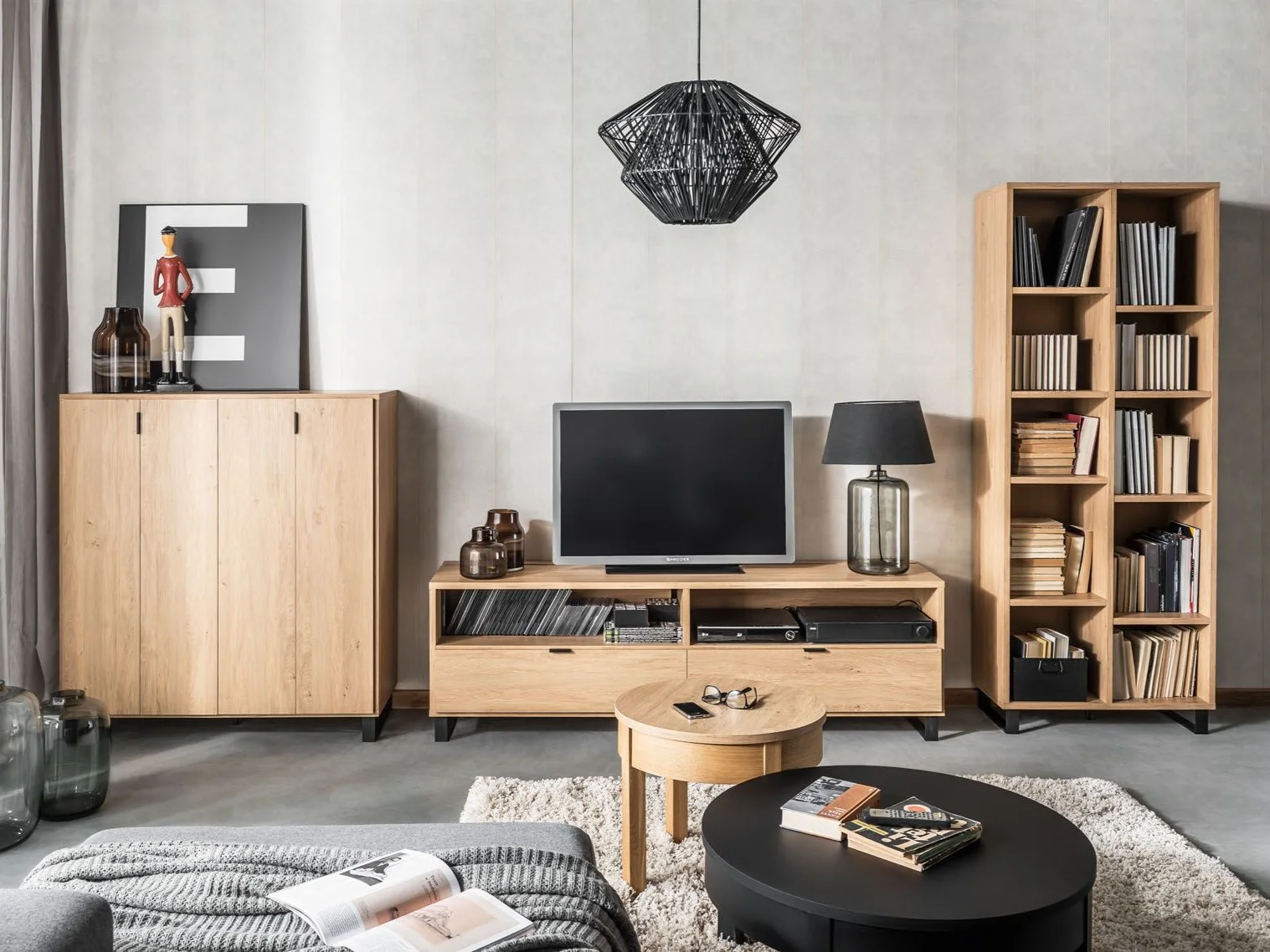 salon z ciemną podłogą i jasnymi meblami